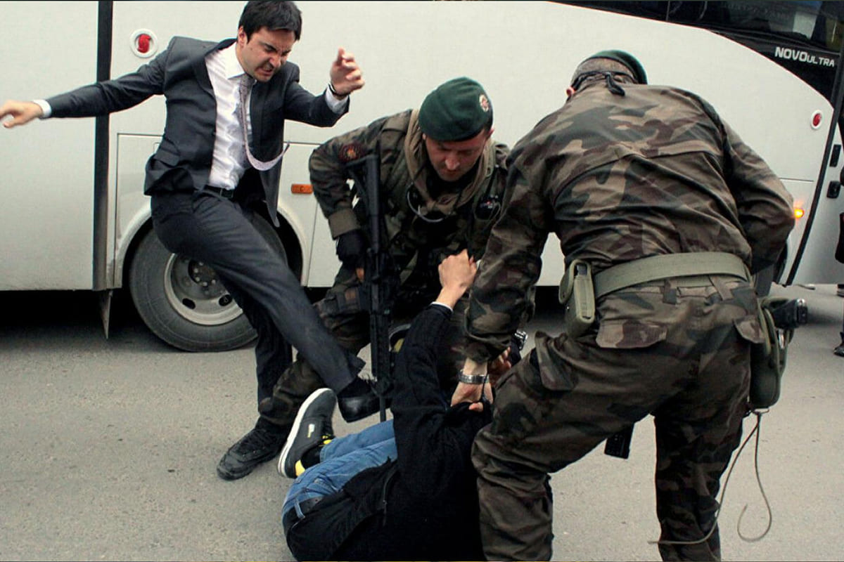 AKP’nin 23 yıllık madencilik politikalarına dair haber görseli; maden kazaları, işçi ölümleri ve özelleştirme süreçlerinin yarattığı iş güvenliği sorunlarını konu alır.