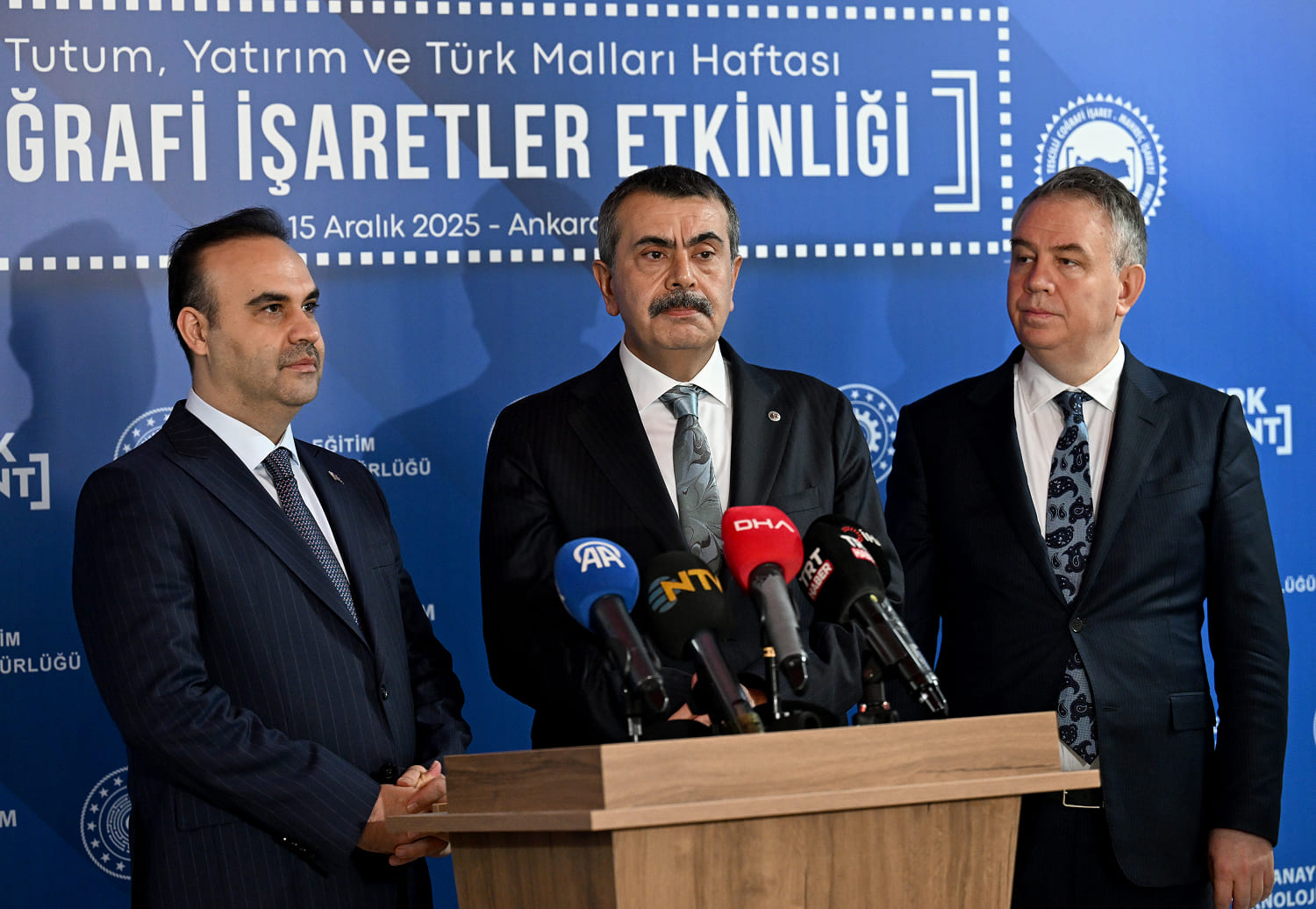 TBMM Genel Kurulu salonunda konuşma yapan milletvekilleri ve meclis oturumundan bir genel görünüm.