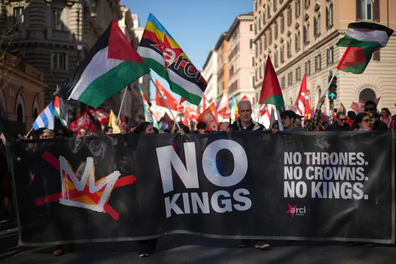 ABD halkı savaşın birinci ayında sokaklarda: 'Krallara Hayır' protestoları yeniden başladı