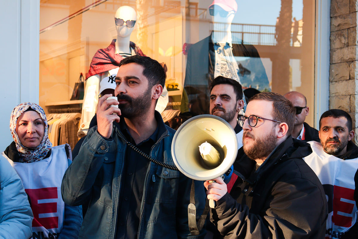 "İzmir Forum Bornova'daki Tommy Hilfiger mağazası önünde gasp edilen hakları için Patronların Ensesindeyiz ağıyla eylem yapan Atamay Tekstil işçileri."