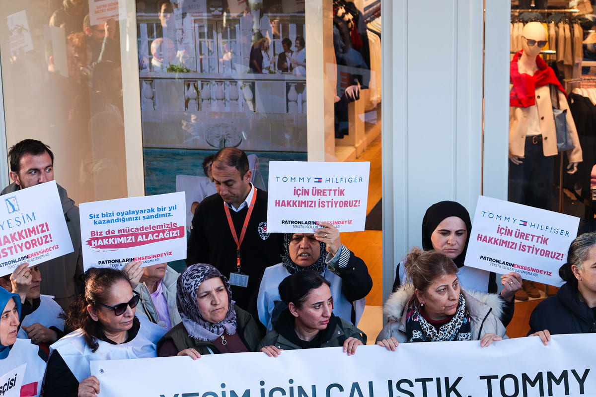 "İzmir Forum Bornova'daki Tommy Hilfiger mağazası önünde gasp edilen hakları için Patronların Ensesindeyiz ağıyla eylem yapan Atamay Tekstil işçileri."