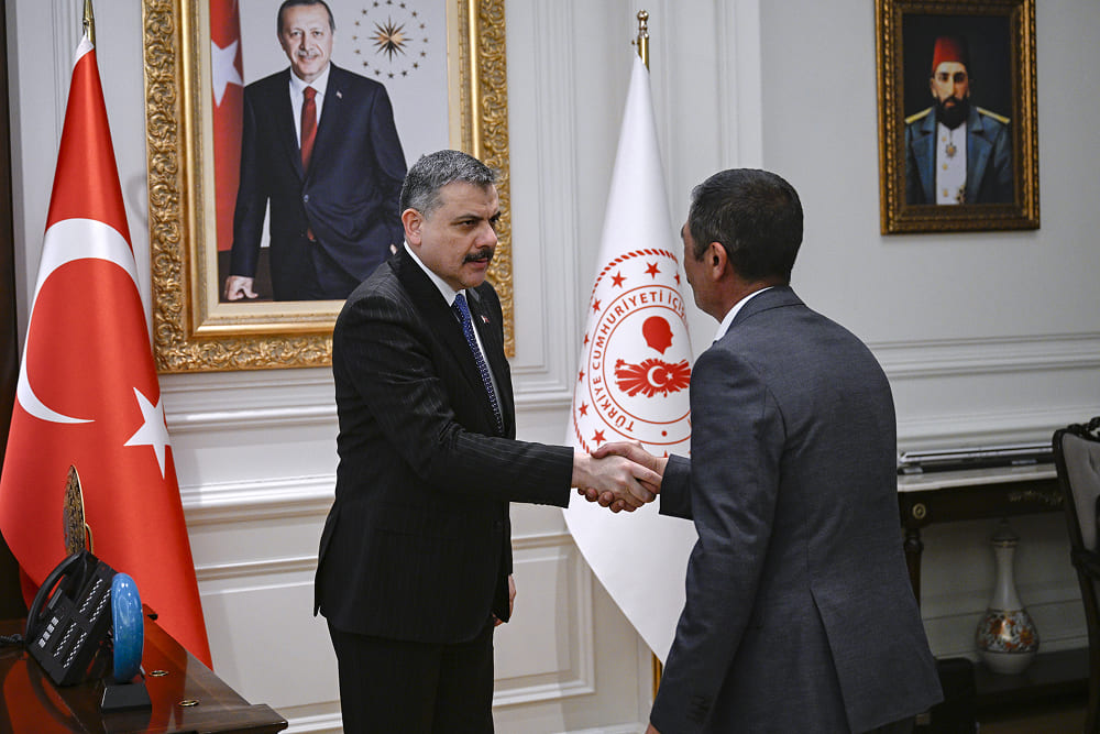 Bakan Çiftçi'nin Bağımsız Maden-İş üyesi işçilere yönelik baskıların ardından kazanan işçilerle fotoğraf çektirmesi ve sosyal medyadaki tepkiler