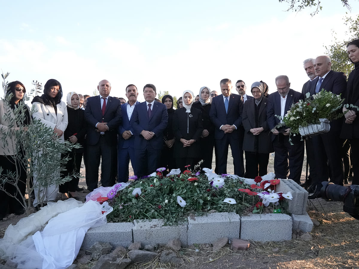 Adalet Bakanı Yılmaz Tunç ve beraberindeki bakanların Diyarbakır'da Narin Güran'ın mezarını ziyareti ve basın açıklaması anı.