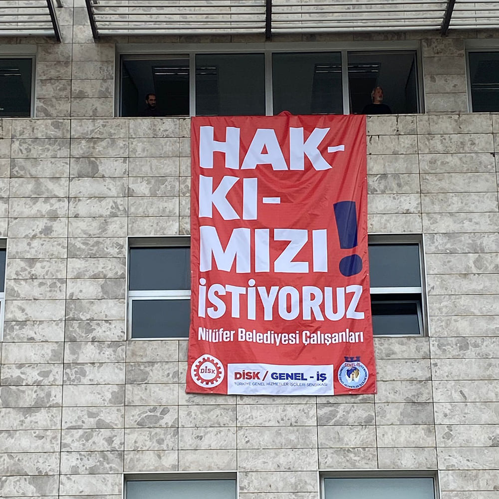 Yerel seçimlerin ardından belediye yönetimlerinin öne sürdüğü bahaneler nedeniyle maaşları düzenli yatırılmayan ve bu süreçte borç sarmalına girerek maaşlarına haciz konulan işçilerin oranının yüzde 50'yi geçtiğini belirten bir belediye işçisinin soL gazetesine yaptığı açıklamalar