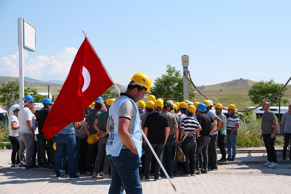 Ankara'nın Beypazarı ilçesinde haklarını arayan maden işçilerinin, 1 Haziran tarihi itibariyle yasal ve ekonomik kazanımlarını elde edene kadar kararlılıkla sürdürdükleri emek direnişi