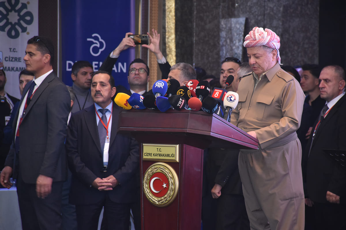 Şırnak Cizre'de KDP Lideri Mesut Barzani'nin katıldığı sempozyumda yaşanan protokol krizi ve DEM Partili belediye eşbaşkanlarının engellenmesini konu alan haber görseli.