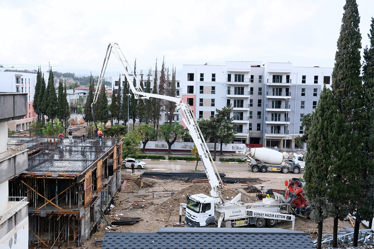 Büyük depremin 1000. gününde adını ve hafızasını kaybeden bir şehrin sokakları ile 21 metrekarelik konteynerlerde sürdürülen yaşam mücadelesi.
