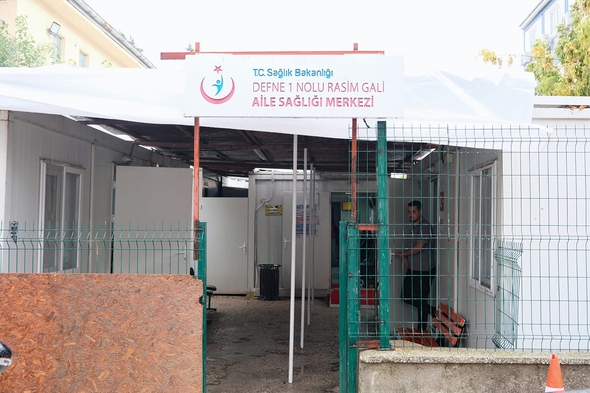 Büyük deprem felaketinin 1000. gününde, sokak tabelaları ve binaları yok olduğu için hafızasını kaybeden bir kentte, 21 metrekarelik konteynerlerde belirsizlik içinde yaşam mücadelesi veren depremzedeler.