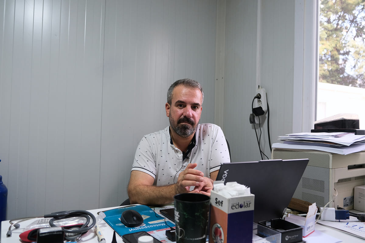 Büyük deprem felaketinin 1000. gününde hafızasını, sokaklarını ve binalarını kaybeden bir şehirde, 21 metrekarelik konteynerlerde belirsizlik içinde yaşam mücadelesi veren depremzedeler.