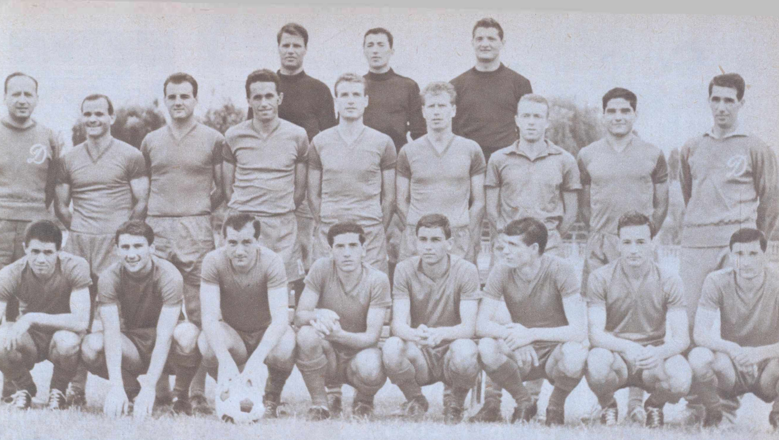 Lucescu (alt sıra, sağdan dördüncü) 1964-65 sezonunda Dinamo Bükreş ile