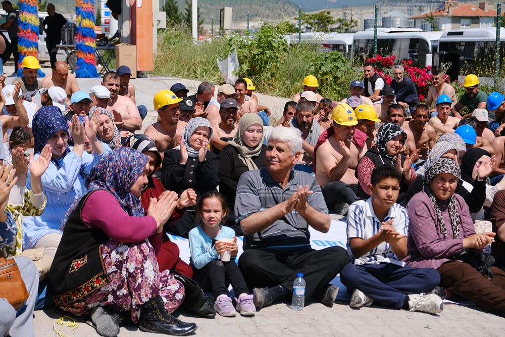 Ankara Beypazarı'nda haklarını arayan Doruk Maden işçilerinin kararlı direnişine, ailelerin yanı sıra çocuk, genç ve yaşlı her kesimden halkın katılarak mücadeleyi günden güne büyütmesi ve kitleselleştirmesi