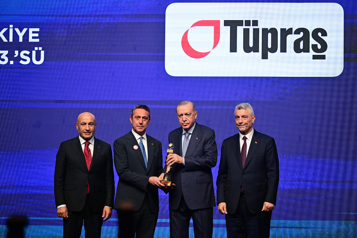 Türkiye İhracatçılar Meclisi Genel Kurulu'nda Cumhurbaşkanı Erdoğan'ın elinden üç ödül birden alan Koç Holding Yönetim Kurulu Başkan Vekili Ali Koç ve sermaye temsilcilerinin katıldığı ödül töreni.