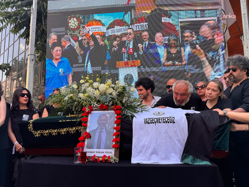 Geçirdiği kalp krizi sonucu 61 yaşında vefat eden eski İzmir Barosu Başkanı Özkan Yücel'in, hukuk camiası ve sevenlerinin katılımıyla düzenlenen törenin ardından son yolculuğuna uğurlanması