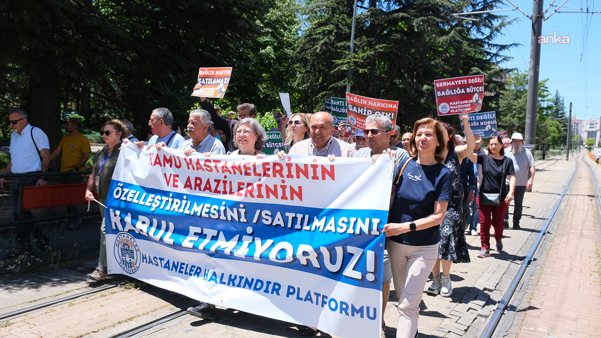 Eskişehir'de hastane alanlarının özelleştirilmesine karşı adliye önünden eski devlet hastanesine yürüyen Hastaneler Halkındır Platformu üyelerinin protestosu.