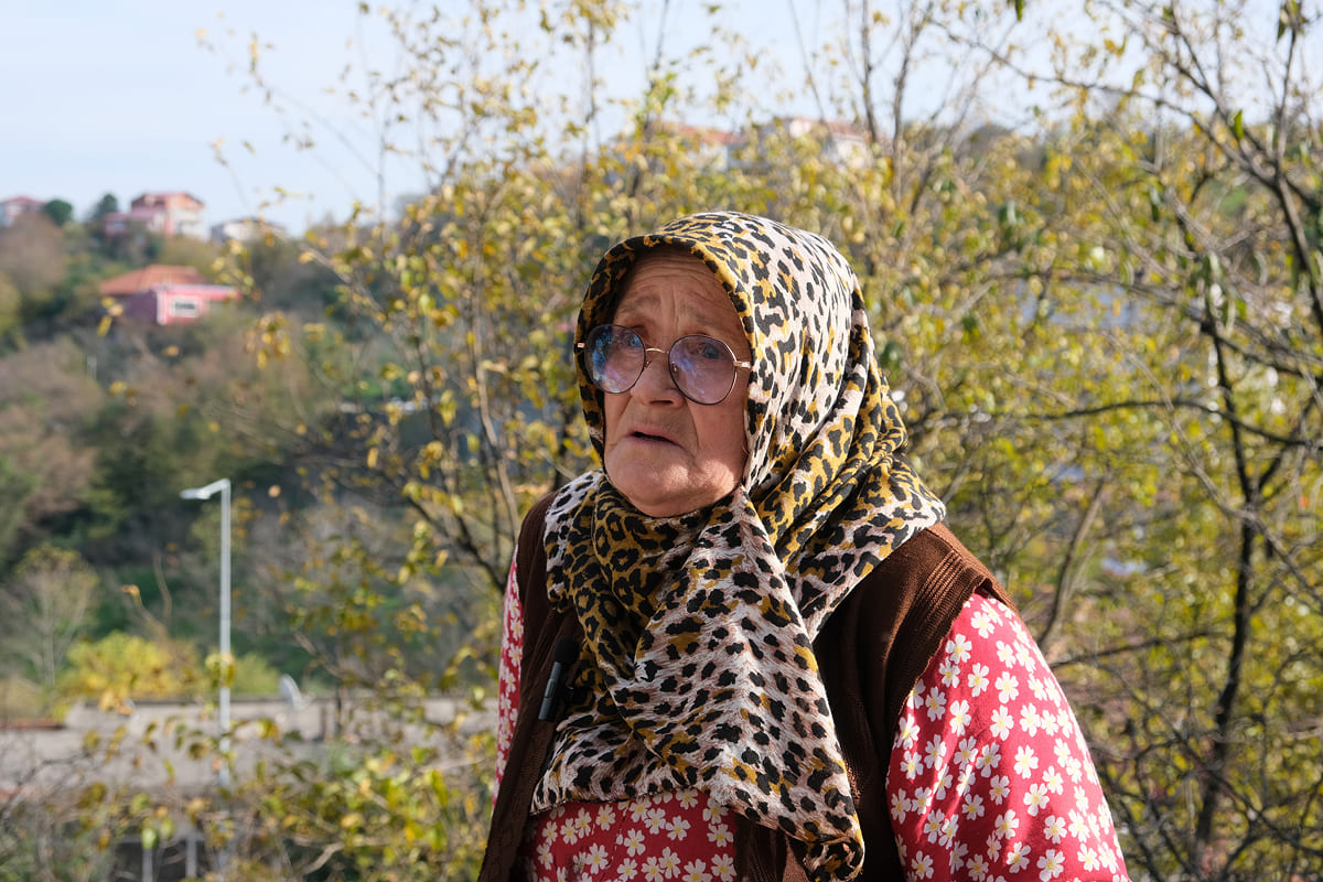 Zonguldak'taki fındık bahçelerinin altında, kaçak kömür ocaklarında güvencesiz çalışan kadın madencilerin yer altındaki zorlu mesaisi.