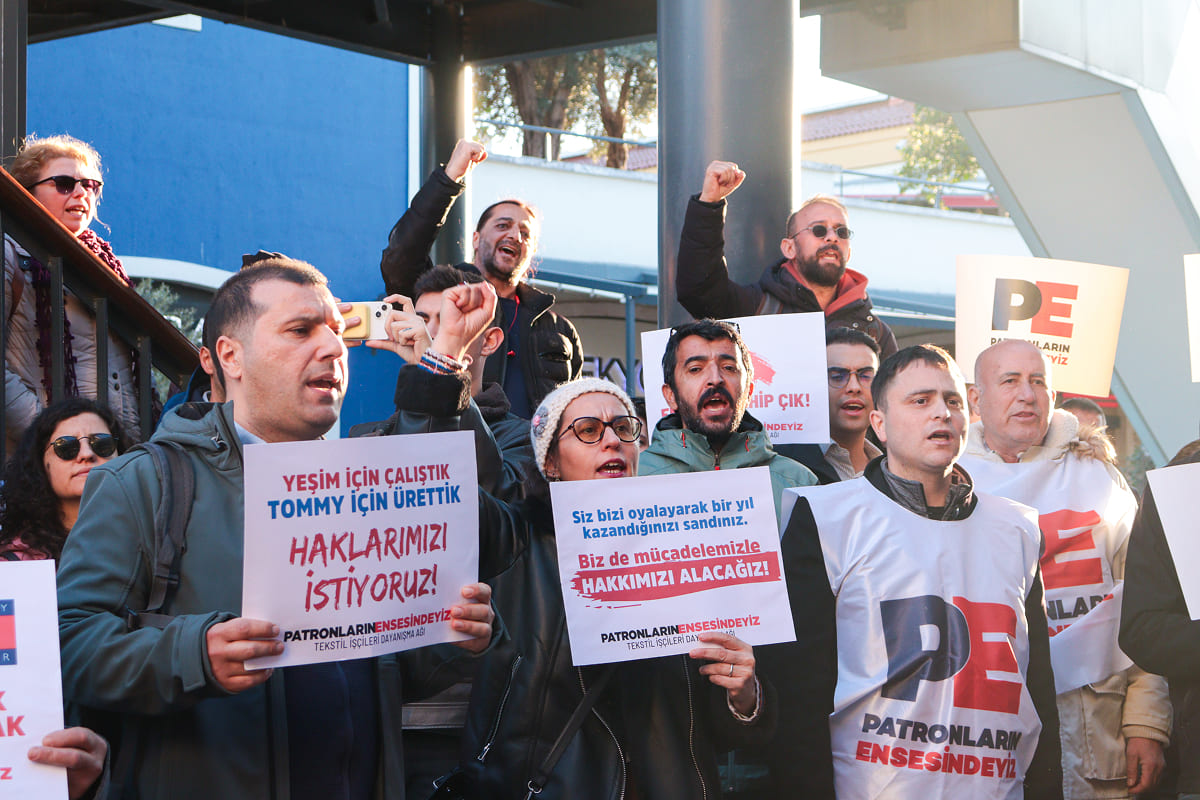 İzmir'deki Tommy Hilfiger mağazası önünde bir araya gelerek gasp edilen ücret ve tazminat hakları için Patronların Ensesindeyiz ağıyla protesto düzenleyen Atamay Tekstil işçileri.