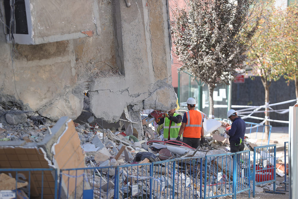 Kocaeli'nin Gebze ilçesi Mevlana Mahallesi'ndeki Arslan Apartmanı'nın aniden yıkılması sonucu enkaz altında kalan iki kardeşin hayatını kaybetmesi