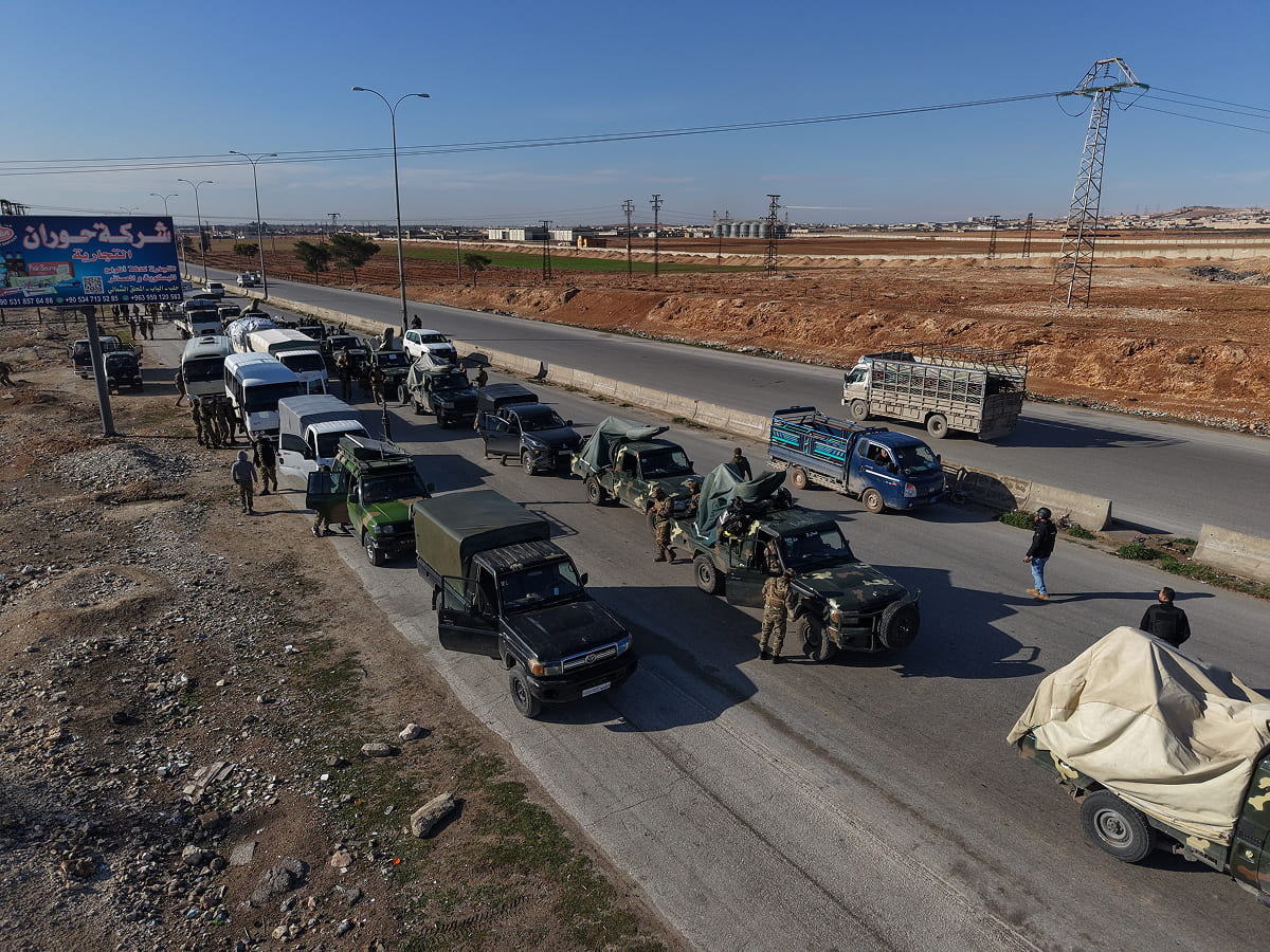 Suriye'de çatışmaların Halep'in doğusuna taşınmasının ardından HTŞ'nin bölgeyi kapalı askeri alan ilan etmesi, SDG'nin savunma açıklaması ve Uluslararası Koalisyon'un Rojava'ya gönderdiği askeri araç konvoyu.