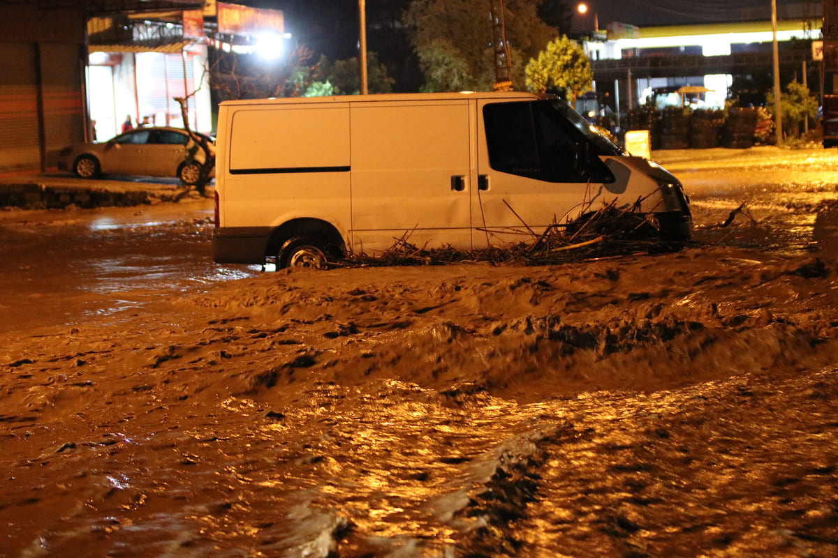 Hatay Antakya'da şiddetli sağanak yağış sonrası meydana gelen heyelanda çöken evin enkazı ve arama kurtarma çalışmaları.