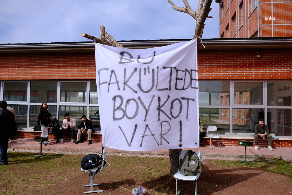 İletişim Bilimleri Fakültesi kantininde öğrencilerin başlattığı boykota edebiyat fakültesi ve konservatuar öğrencilerinin destek vermesi