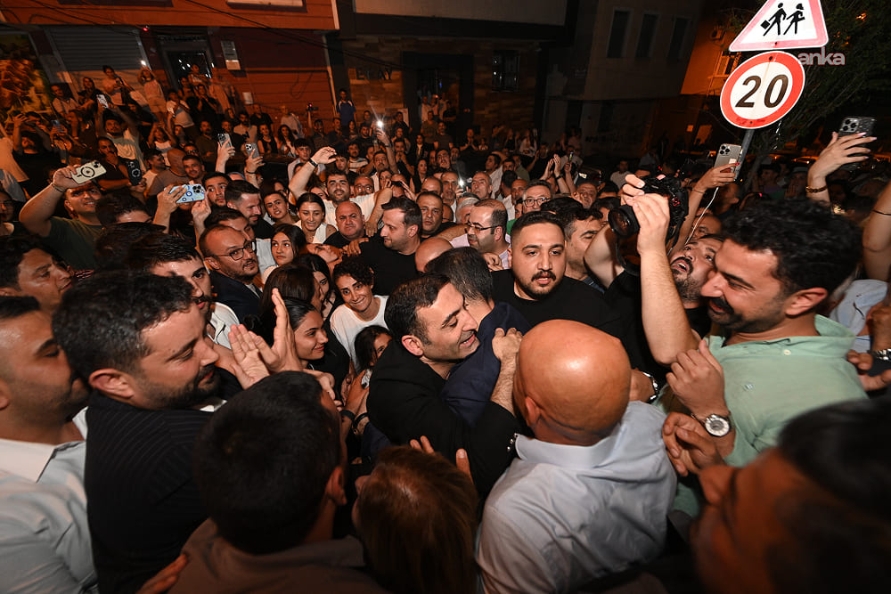 Tahliye kararının ardından cezaevinden çıkan İnan Güney'in baba evinde Özgür Çelik ve partililer tarafından karşılanması