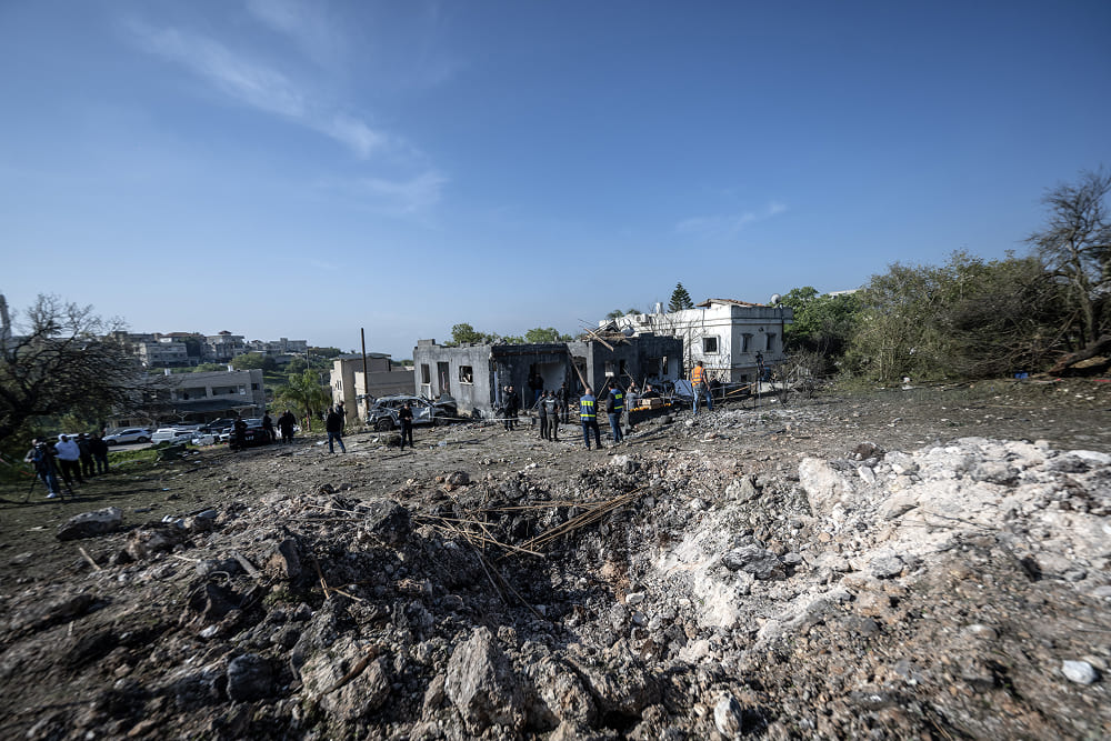 İran'ın füze saldırısı sonrası İsrail'in kuzeyinde çalan sirenler, sığınaklara giden halk ve hasar gören evler