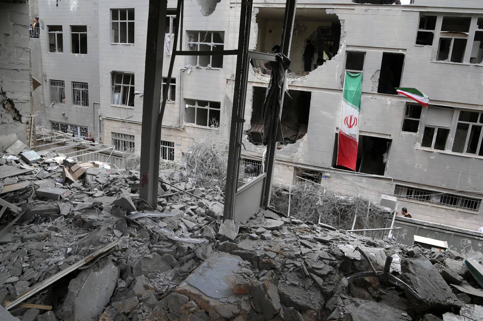 Dışarıda bombalar, içeride kriz: İsrail’in 'güç gösterisi' her yandan çatırdıyor