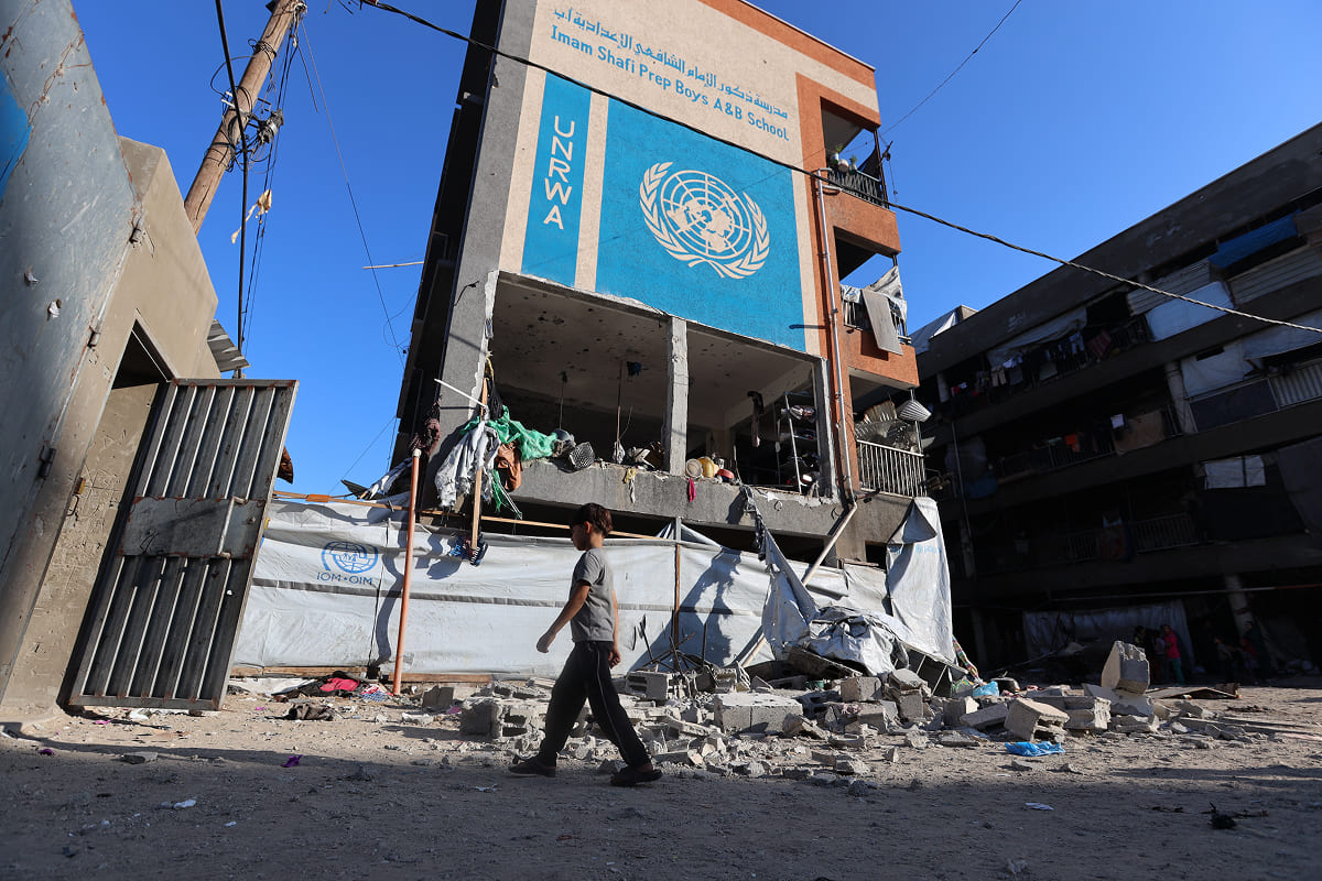 İsrail ordusunun Gazze'de yerinden edilmiş sivillerin çadırlarını, evlerini ve yardım dağıtım noktalarını bombalaması sonucu hayatını kaybeden 55 Filistinli ve saldırıların ardından yaşanan yıkım.
