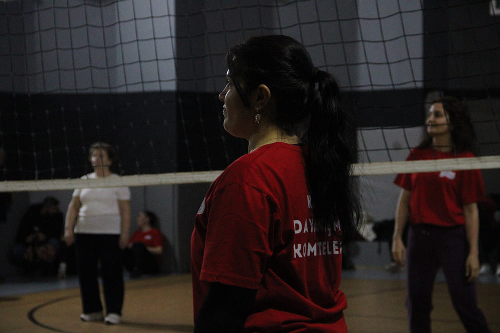 İzmir'de farklı sektörlerden gelen kadınların gericiliğe ve emperyalizme karşı düzenlediği dayanışma voleybol turnuvası