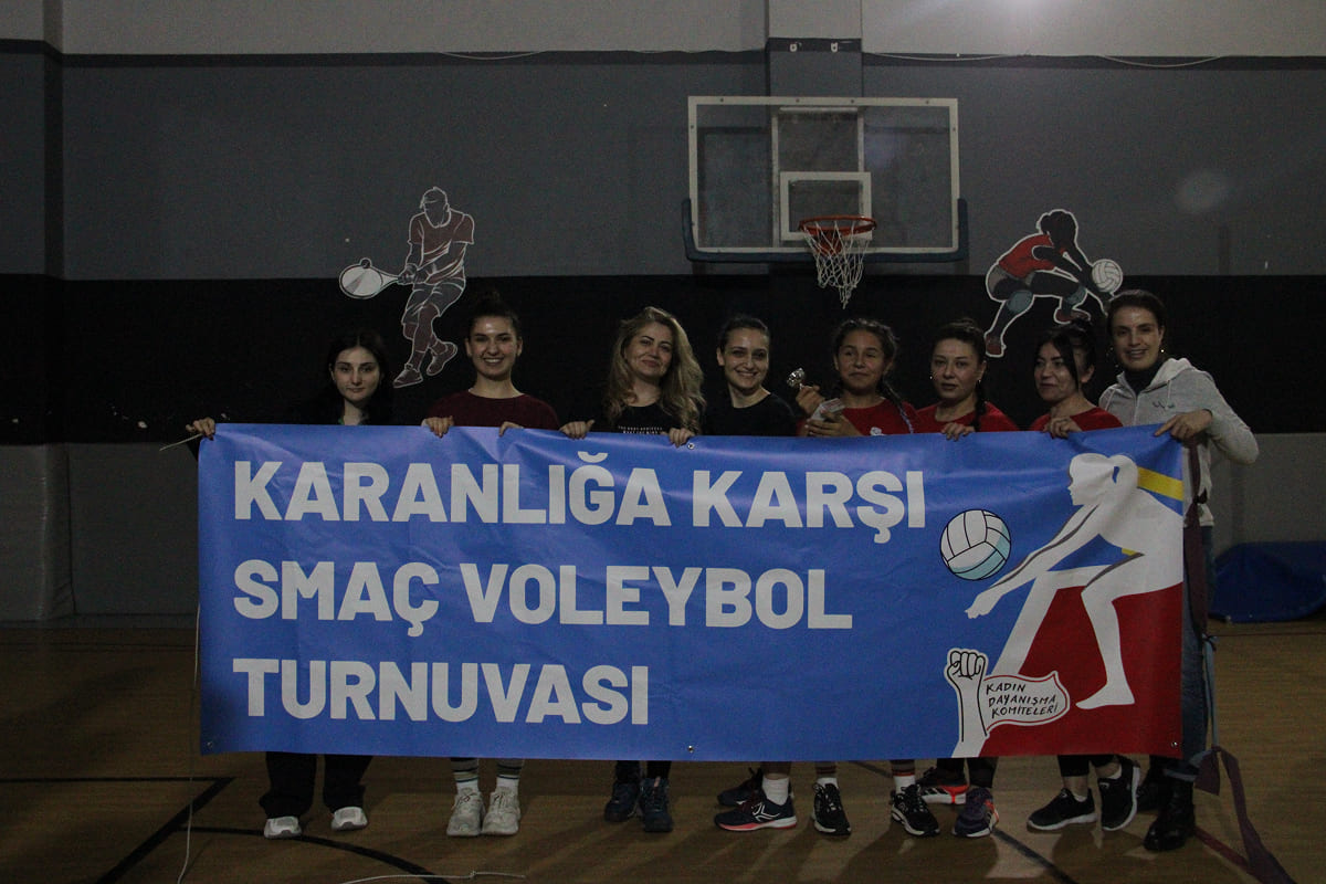 İzmir'de farklı mahallelerden ve sektörlerden gelen tekstil ve metal işçisi kadınların gericiliğe karşı düzenlediği voleybol turnuvasından bir enstantane.