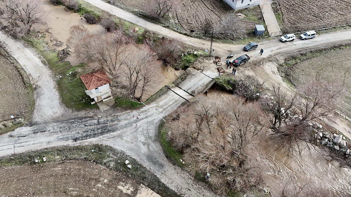 İzmir ve Muğla'da şiddetli yağışlar sonrası meydana gelen sel felaketi, sular altında kalan caddeler ve zarar gören araçlar.