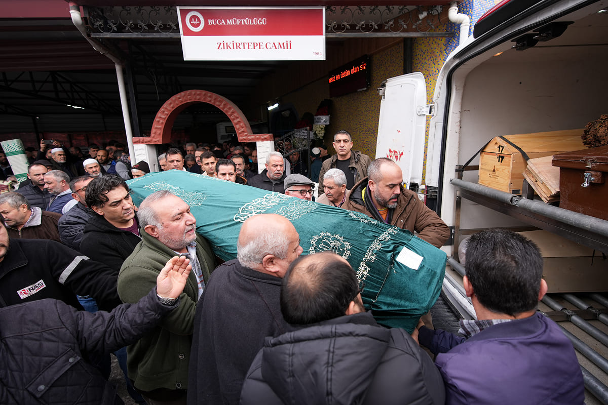 İzmir ve Muğla'da etkili olan şiddetli yağışlar sonrası meydana gelen sel felaketi ve hayatını kaybeden işçilere dair haber görseli.