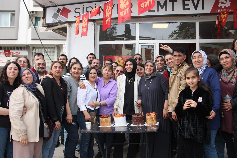 Kadın Dayanışma Komiteleri tarafından düzenlenen "Karanlığa Karşı Smaç Voleybol Turnuvası"na katılan kadınların semt evindeki dayanışma, temizlik ve hazırlık çalışmaları ile turnuvanın öne çıkan ismi Songül