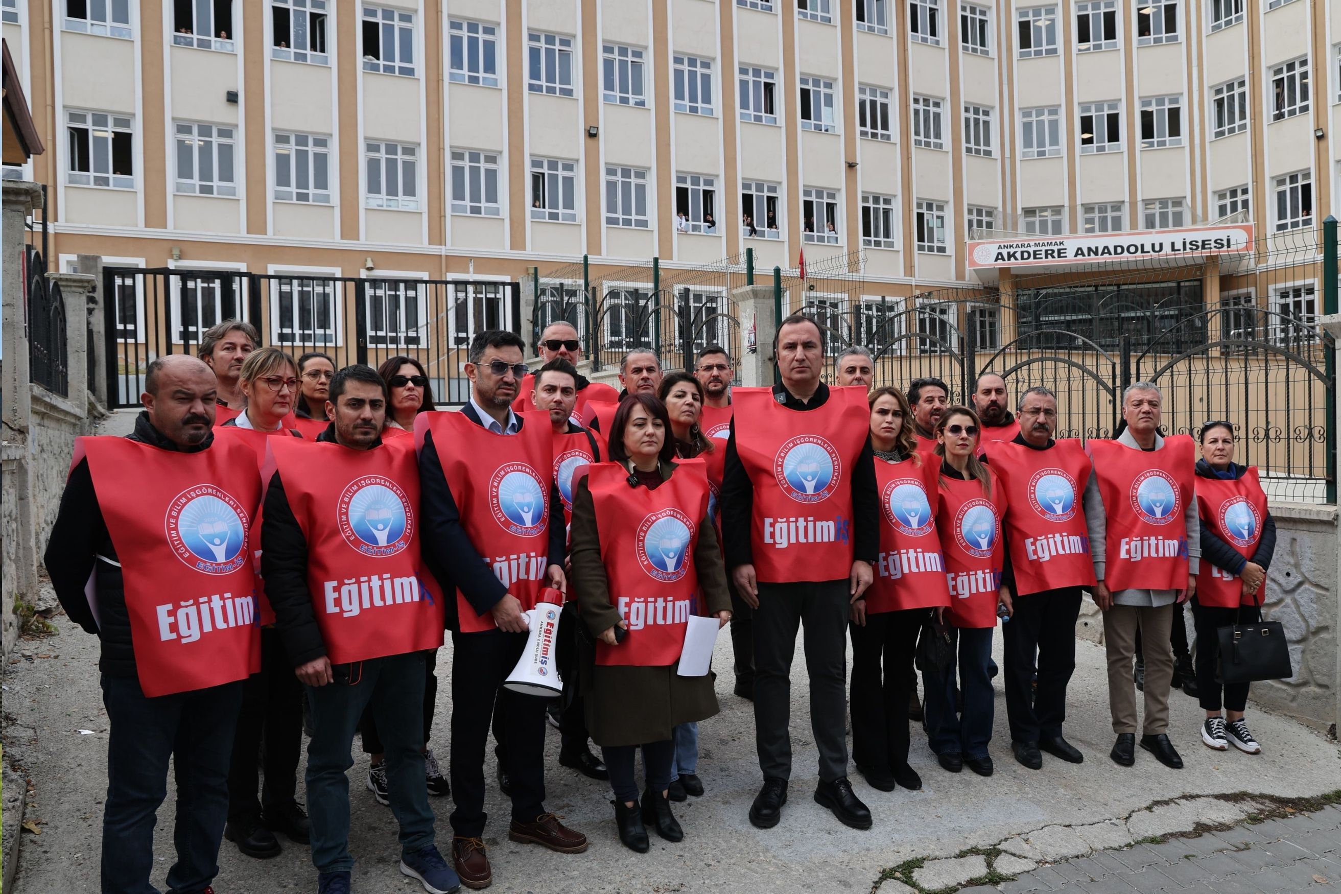 Akdere Anadolu Lisesi’nde görevli polisten öğrencilere taciz skandalı: Yönetim olayı örtbas mı ediyor?