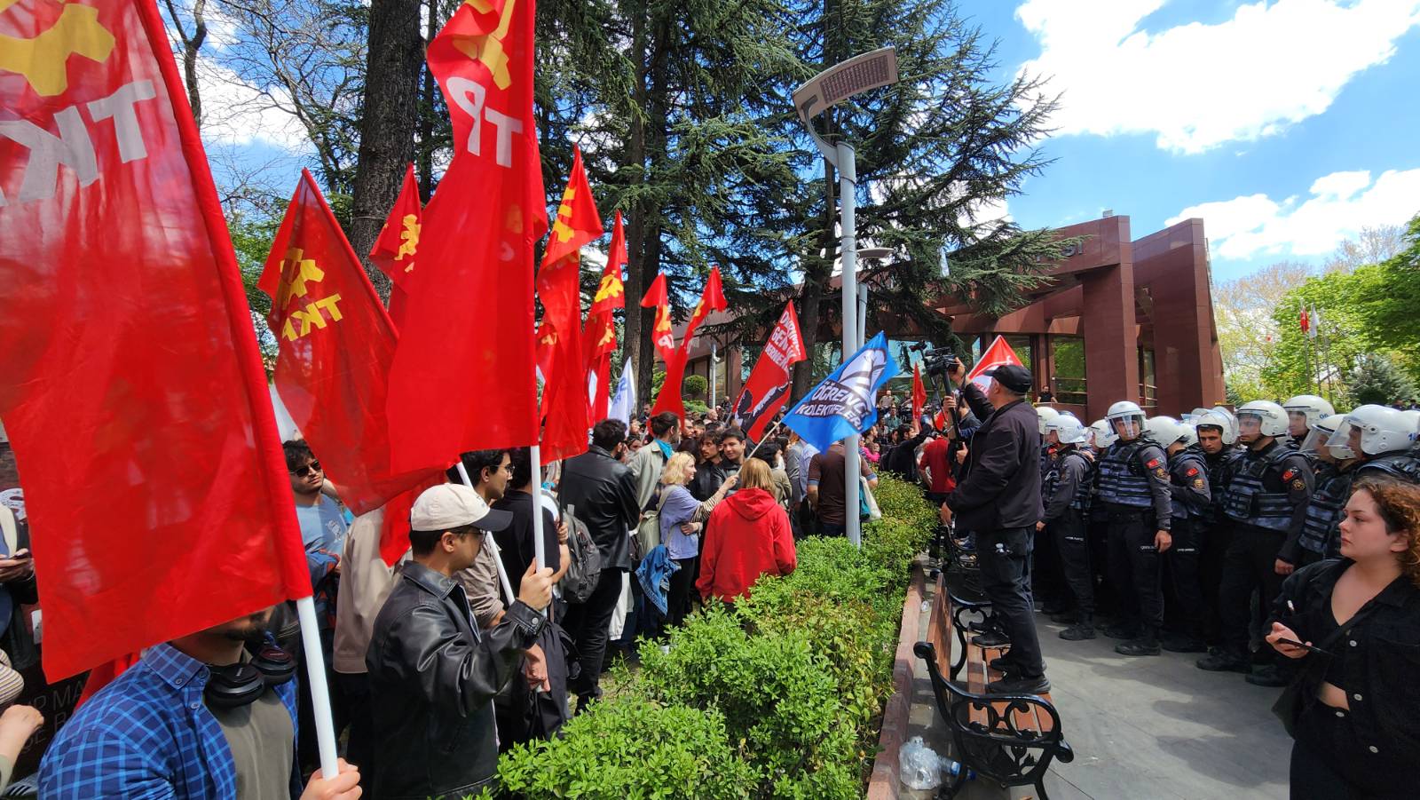 Enerji Bakanlığı'na yürümek isteyen açlık grevindeki madenciler ablukada: Polis müdahale etti