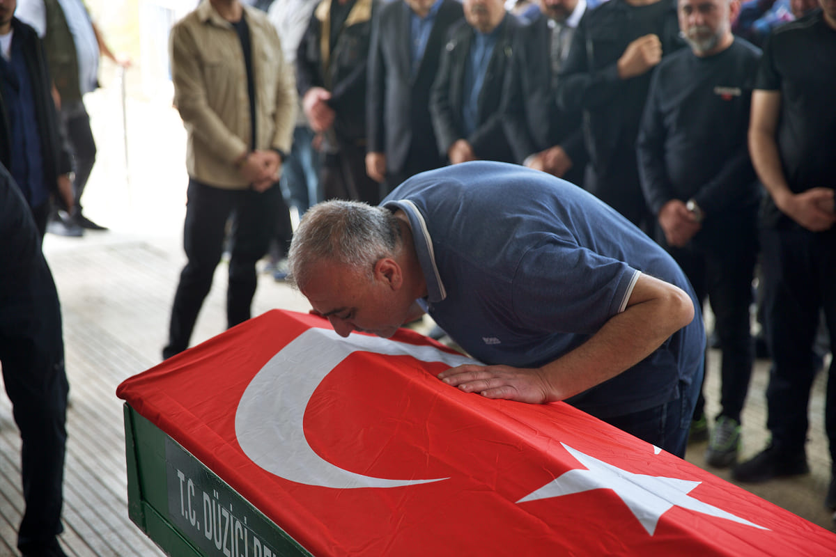 Kahramanmaraş'taki bir okula düzenlenen silahlı veya bombalı saldırıda hayatını kaybeden öğretmen Ayla Kara ve öğrencilerin cenazelerinin gözyaşları içinde toprağa verilmesi.