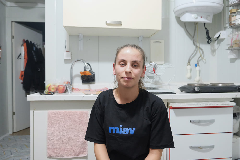 6 Şubat depremleri sonrasında Melda Çınarlı'nın hayatını sürdürdüğü, mutfak ve oturma alanının bir arada bulunduğu dar bir konteyner içindeki kısıtlı yaşam alanı ve yağmurlu havada devam eden zorlu barınma mücadelesi