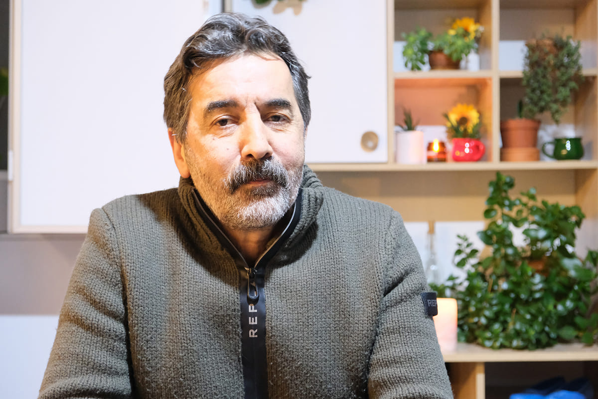 Metin ve Kemal Kahraman kardeşlerin 30 yıllık müzik yolculuğunu, Dersim'deki sözlü tarih çalışmalarını ve hafıza mücadelesini anlatan röportaj görseli.