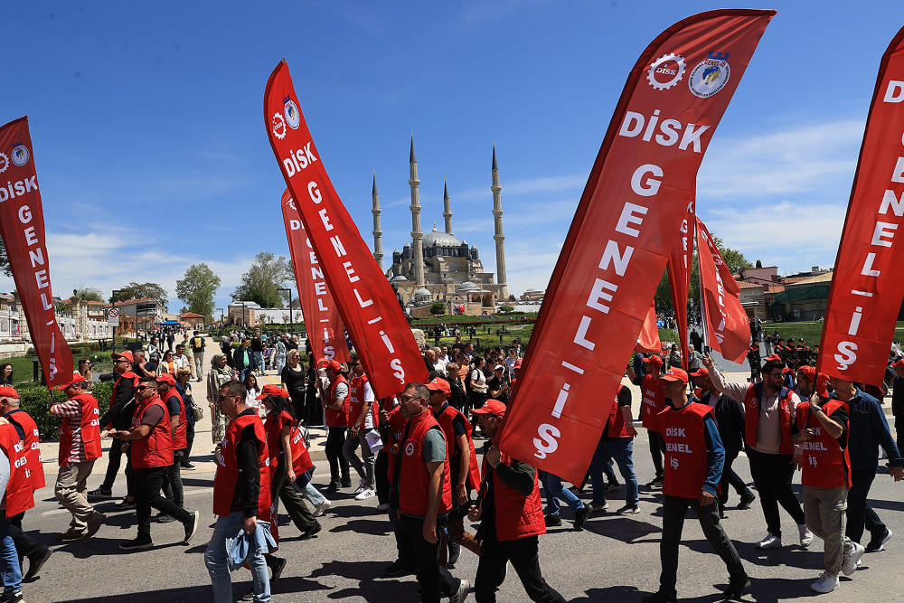 1 Mayıs Tertip Komitesi Başkanı Nilüfer Enginsu'nun miting meydanında işçi hakları, insanlık onuru, özgür yarınlar ve sınıfsız bir dünya vurgusu yaparak gerçekleştirdiği kararlı ve mücadeleci konuşması