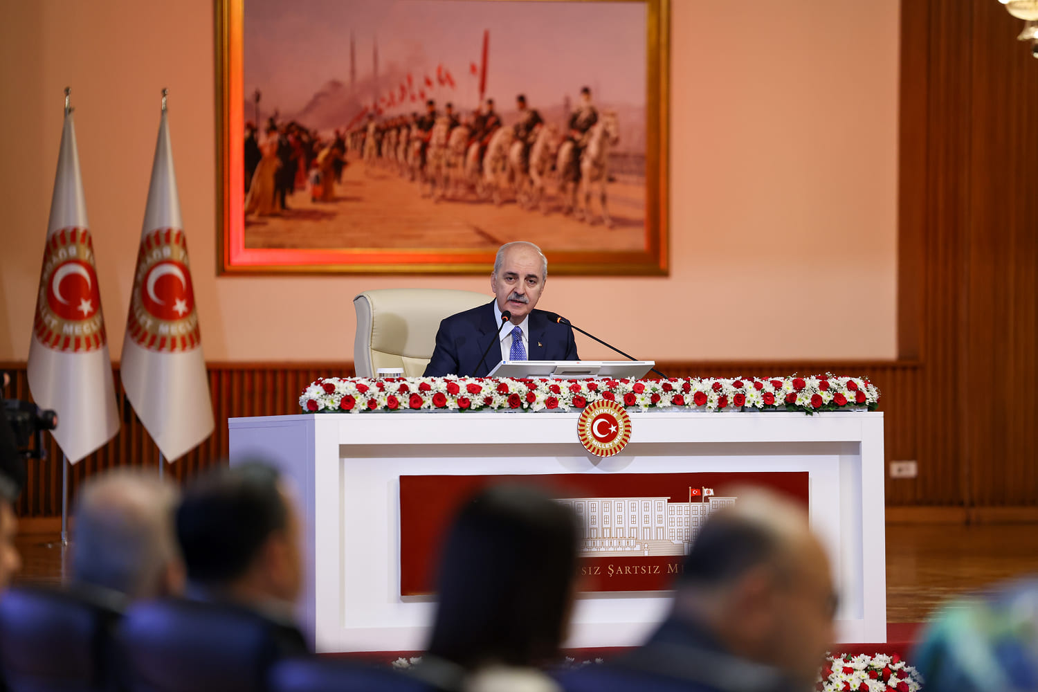 TBMM Genel Kurulu veya komisyon salonunda konuşma yapan TBMM Başkanı Numan Kurtulmuş ve toplantıya katılan milletvekilleri.