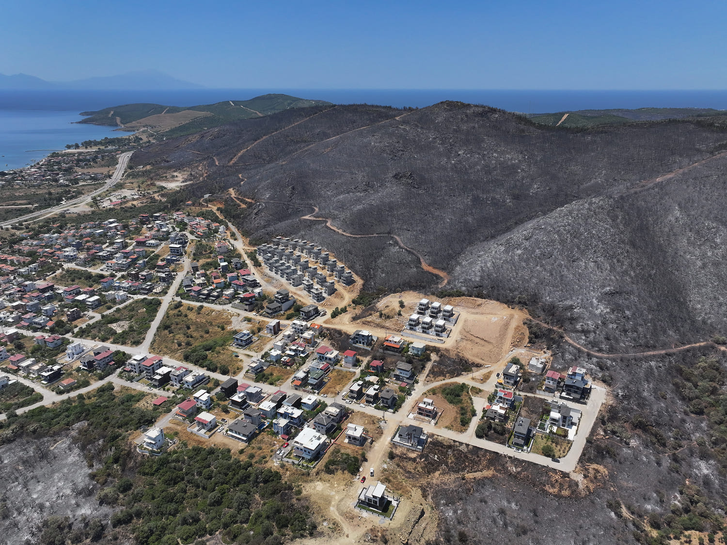 Hatay, İzmir ve Manisa'da devam eden orman yangınlarından yükselen alevler ve dumanlar.