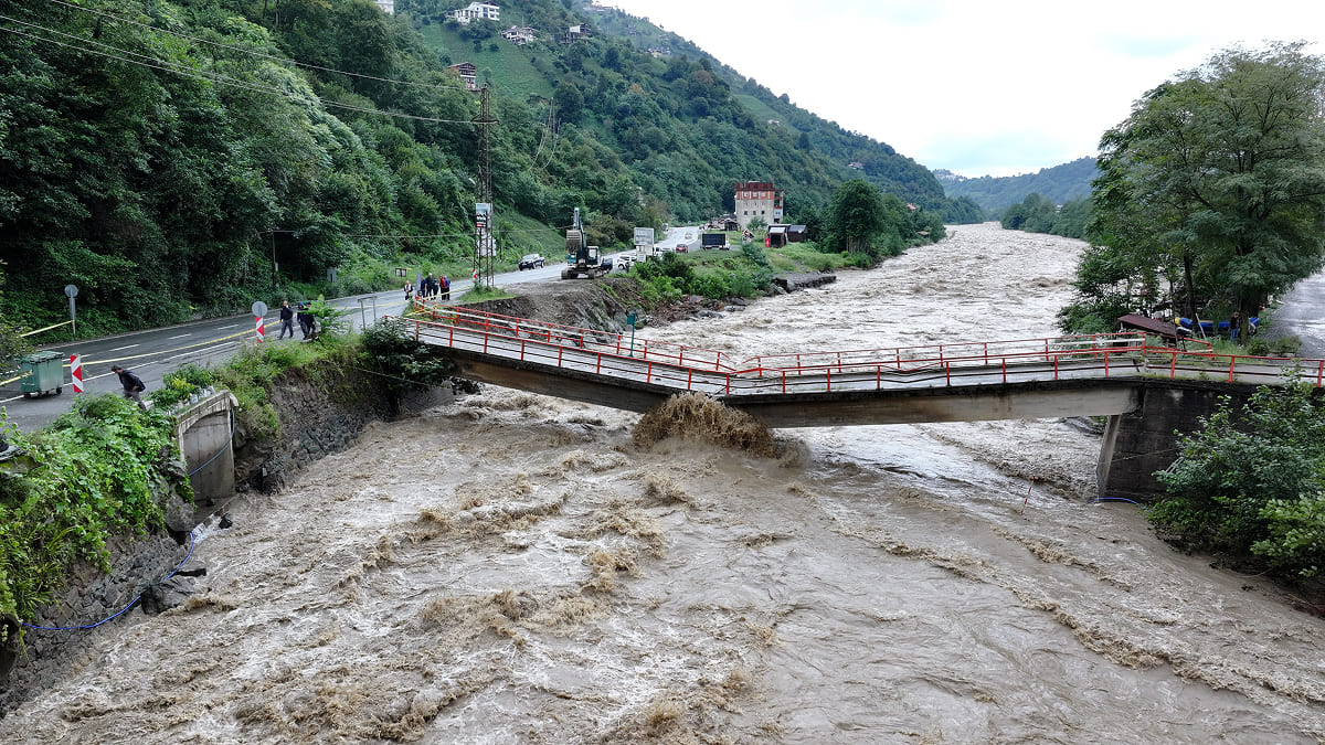Rize ve Artvin'de şiddetli yağışlar nedeniyle taşan dereler, sular altında kalmış yollar ve selden zarar gören yerleşim yerleri.