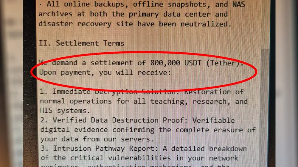 Bir kuruma ait bilgisayar sistemlerinin tamamen kilitlenerek erişilemez hale getirilmesi üzerine, siber saldırıyı gerçekleştiren fidyeci hackerların (hacklenme iddiaları kapsamında) sistemleri yeniden açmak için 800 bin dolar talep ettiğini gösteren ekran görüntüsü ve iddialar