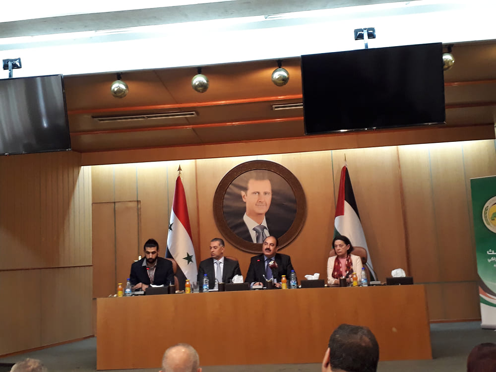 Suriye direnişinin devlet düzeyindeki anlatımların ötesinde, Halk Meclisi'ndeki işçilerin ve halkın emperyalizme karşı mücadelesiyle şekillenen tarihi boyutuna odaklanan bir gezi gözlemi