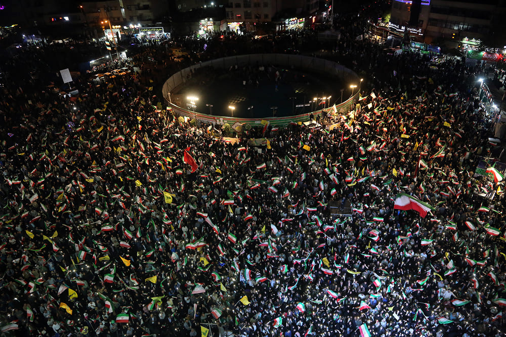 Ellerinde İran bayrakları taşıyan Tahran halkının sokaklara dökülerek ABD ve İsrail aleyhine sloganlar atması ve düzenlenen protesto gösterileri