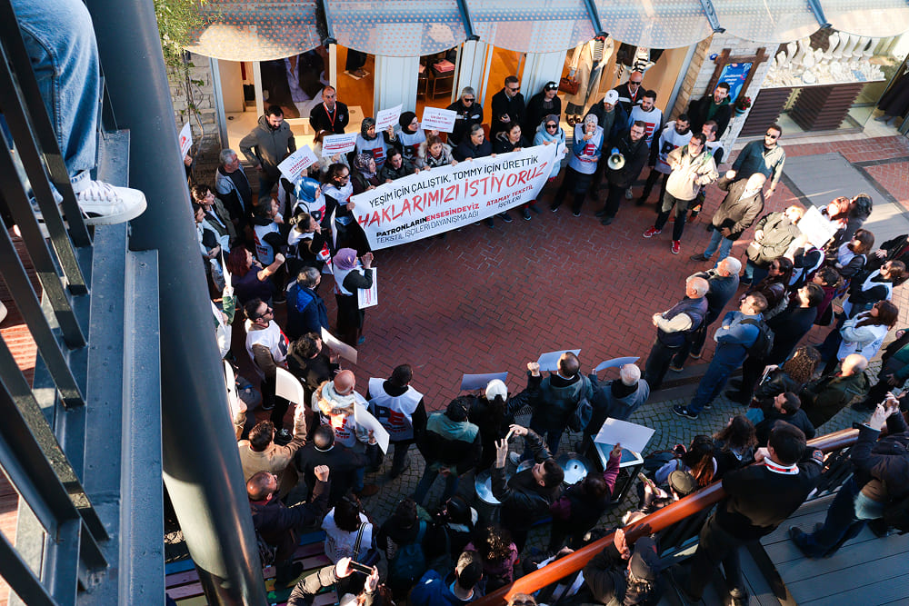 İzmir Forum Bornova'daki Tommy Hilfiger mağazası önünde toplanan Atamay Tekstil işçilerinin gasp edilen ücret ve tazminat hakları için düzenlediği protesto eylemi.