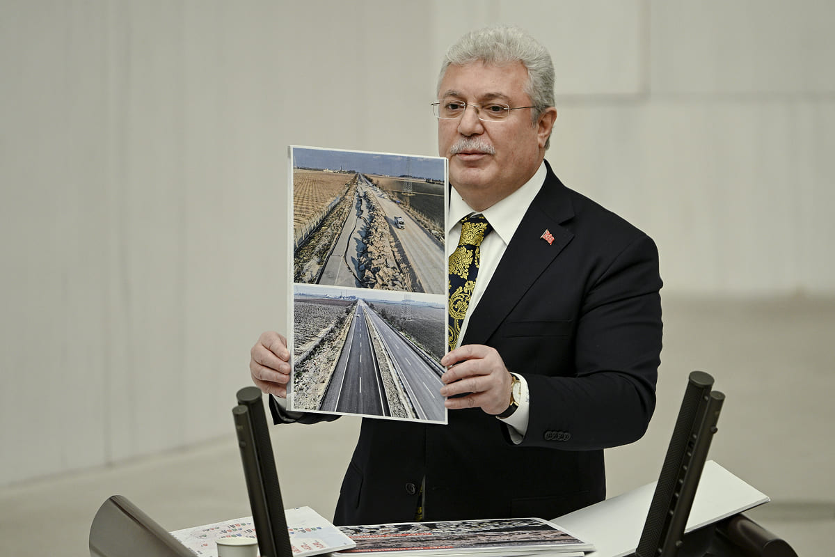 Kahramanmaraş merkezli 6 Şubat depremlerinin yıl dönümü için düzenlenen özel oturumda TBMM Genel Kurulu'ndaki boş milletvekili sıraları.