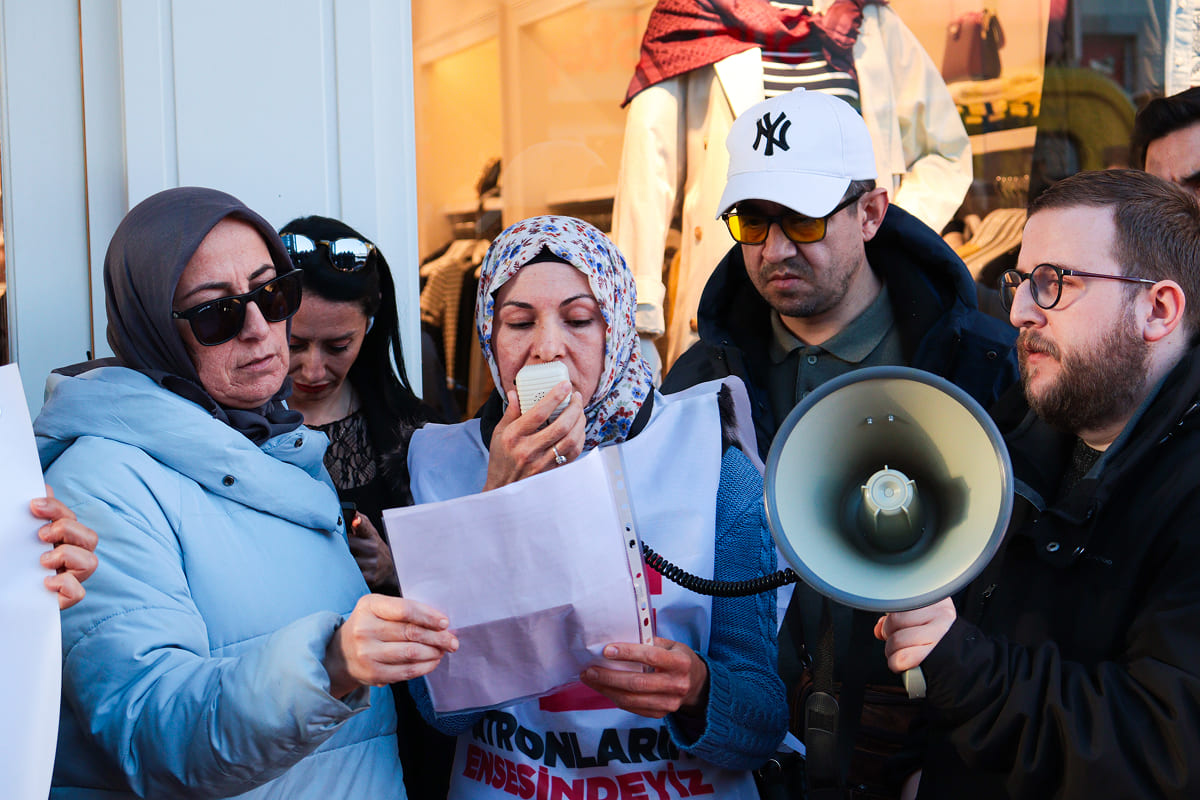 "İzmir Forum Bornova'daki Tommy Hilfiger mağazası önünde gasp edilen hakları için Patronların Ensesindeyiz ağıyla eylem yapan Atamay Tekstil işçileri."