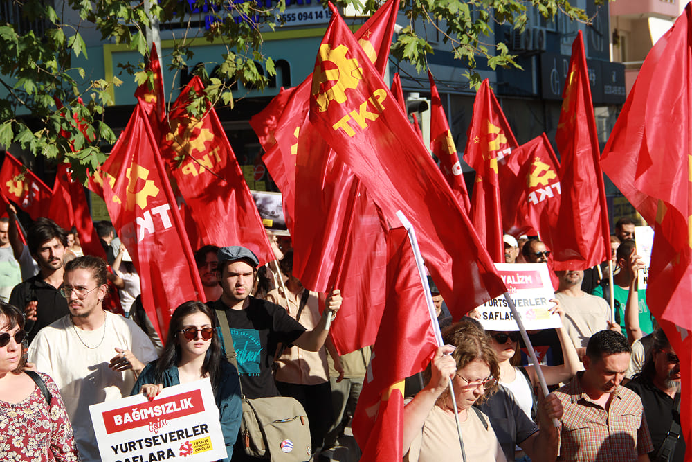 Türkiye Komünist Partisi'nin (TKP) Ankara'daki fiili ablukayı delerek Kızılay Meydanı'na yürümesi ve İstanbul, İzmir dahil 6 kentte eş zamanlı olarak düzenlediği kitlesel NATO karşıtı yürüyüşler