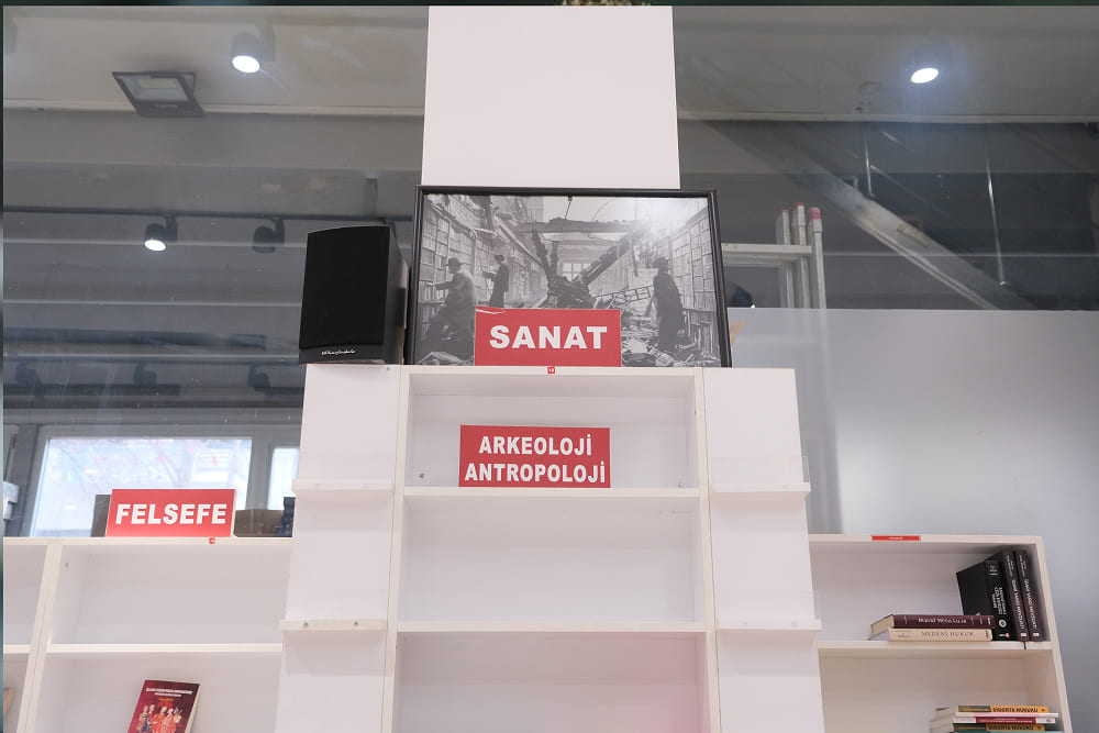 Ekonomik kriz, yüksek kira maliyetleri, kağıtta dışa bağımlılık ve dev internet tedarikçilerinin yıkıcı rekabeti karşısında başkent hafızasının önemli mekanlarından olan Turhan Kitabevi'nin kapanması ve sadık okurların çaresizliği